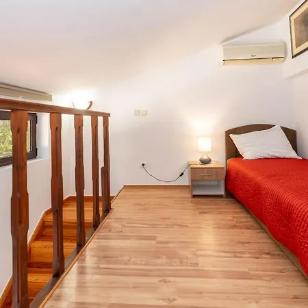 House Mitic Апартаменты Ровинь