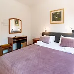 House Mitic 아파트